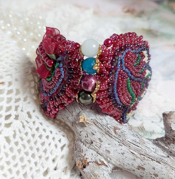 Förtrollande höst armband broderat med Swarovski kristaller, runda pärlemor hartspärlor, spetsar och fröpärlor.