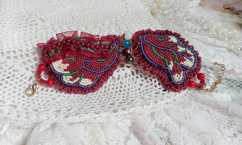 Förtrollande höst armband broderat med Swarovski kristaller, runda pärlemor hartspärlor, spetsar och fröpärlor.
