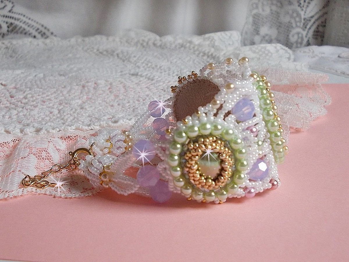 Envolée Fleurie armband broderat med Swarovski kristaller, cabochoner i harts, runda pärlpärlor och Miyuki fröpärlor.