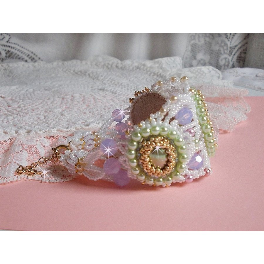 Envolée Fleurie armband broderat med Swarovski kristaller, cabochoner i harts, runda pärlpärlor och Miyuki fröpärlor.