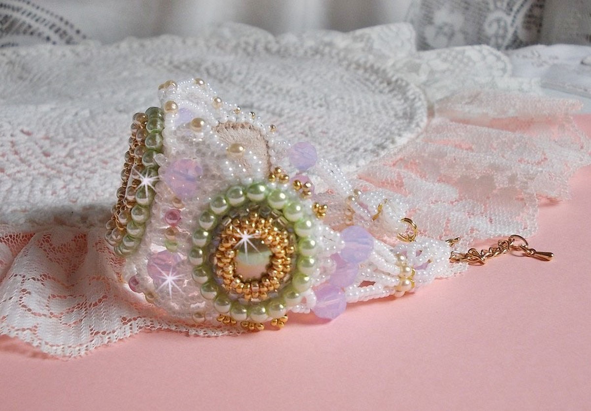Envolée Fleurie armband broderat med Swarovski kristaller, cabochoner i harts, runda pärlpärlor och Miyuki fröpärlor.