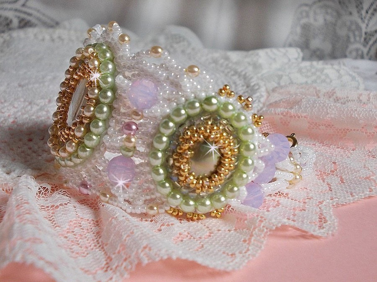 Envolée Fleurie armband broderat med Swarovski kristaller, cabochoner i harts, runda pärlpärlor och Miyuki fröpärlor.