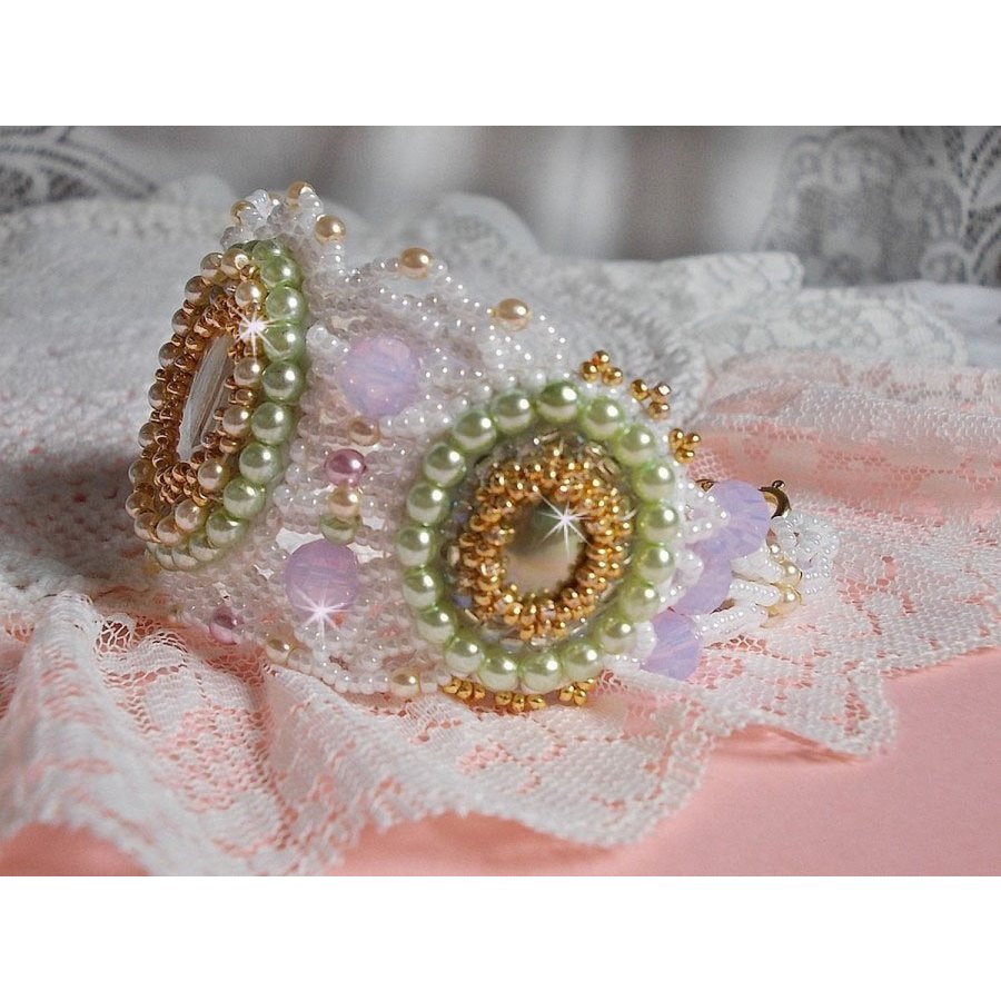 Envolée Fleurie armband broderat med Swarovski kristaller, cabochoner i harts, runda pärlpärlor och Miyuki fröpärlor.
