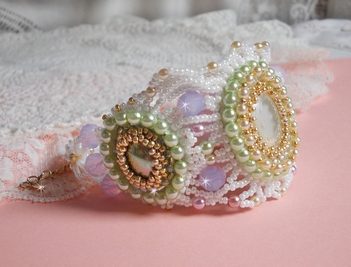 Envolée Fleurie armband broderat med Swarovski kristaller, cabochoner i harts, runda pärlpärlor och Miyuki fröpärlor.