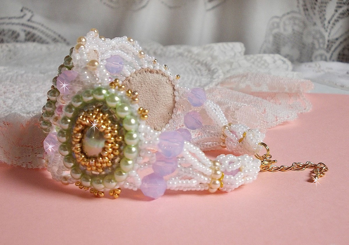 Envolée Fleurie armband broderat med Swarovski kristaller, cabochoner i harts, runda pärlpärlor och Miyuki fröpärlor.