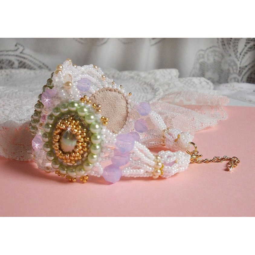 Envolée Fleurie armband broderat med Swarovski kristaller, cabochoner i harts, runda pärlpärlor och Miyuki fröpärlor.