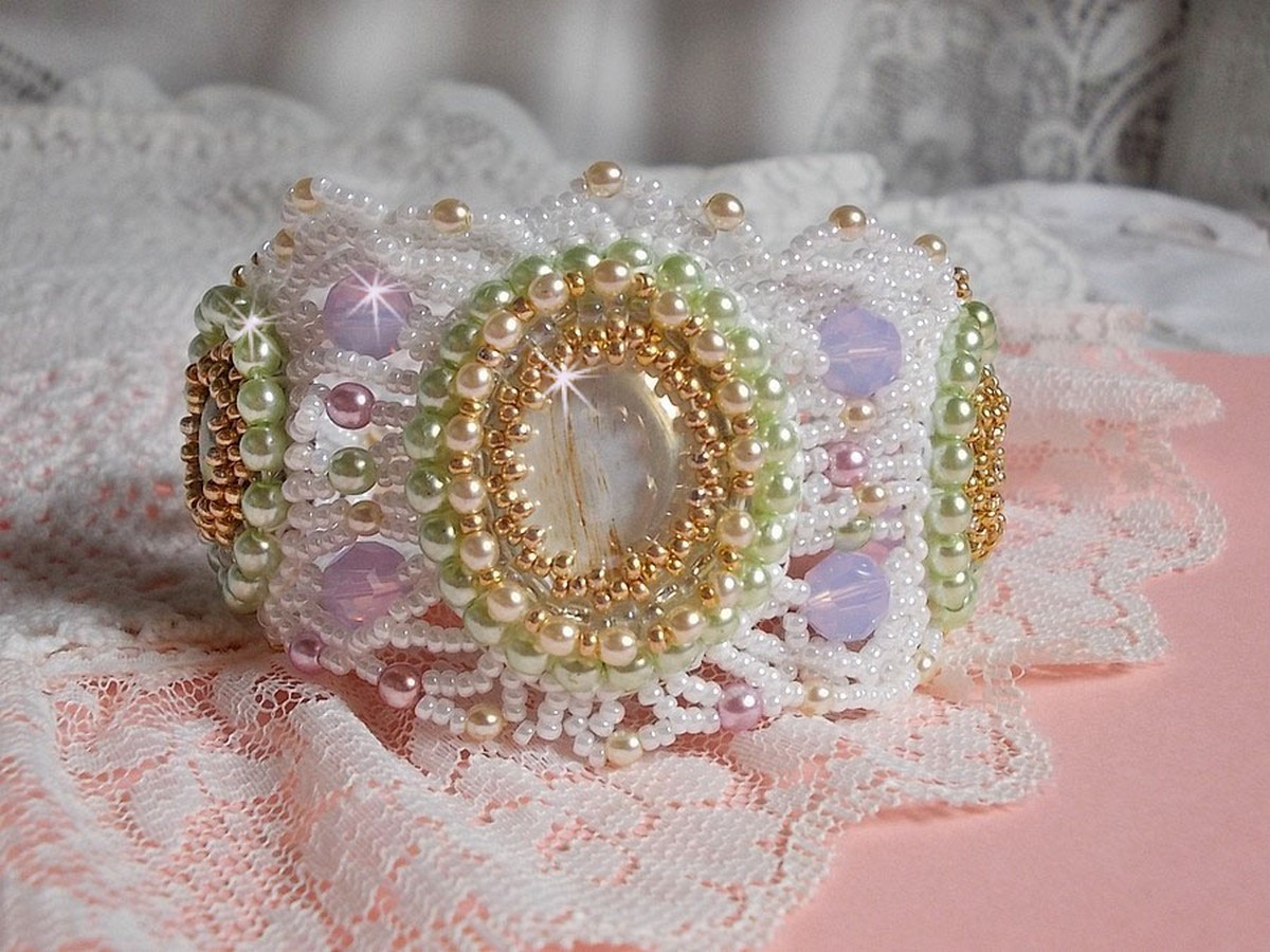 Envolée Fleurie armband broderat med Swarovski kristaller, cabochoner i harts, runda pärlpärlor och Miyuki fröpärlor.