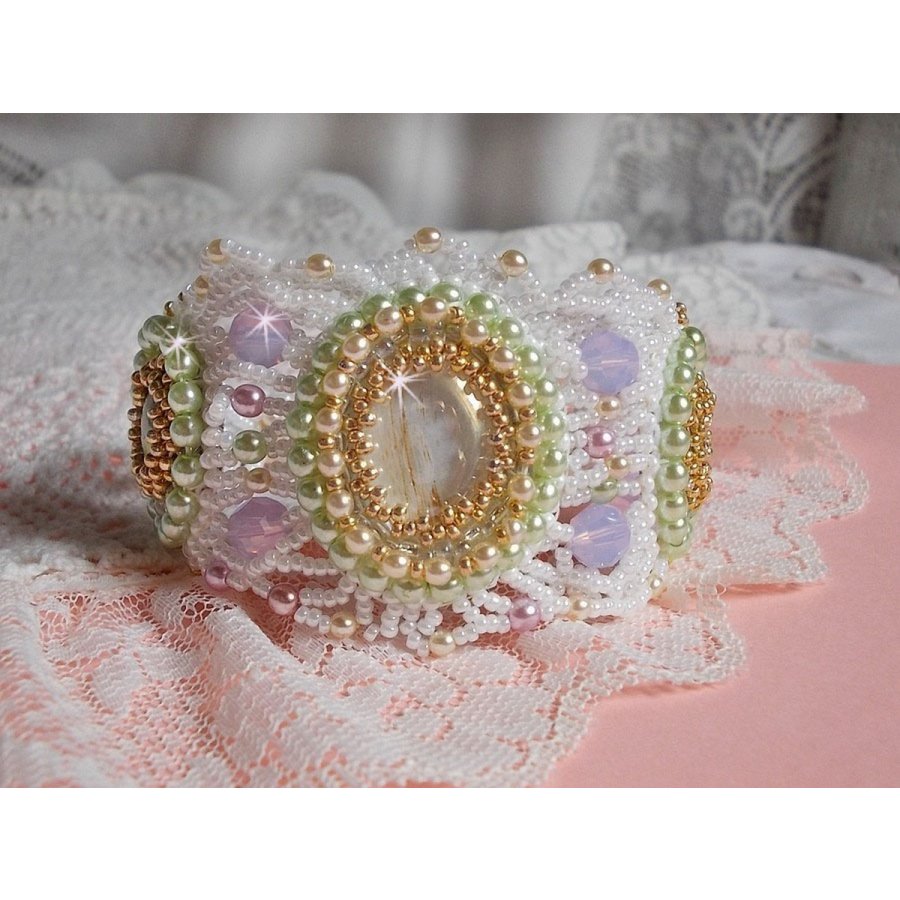 Envolée Fleurie armband broderat med Swarovski kristaller, cabochoner i harts, runda pärlpärlor och Miyuki fröpärlor.