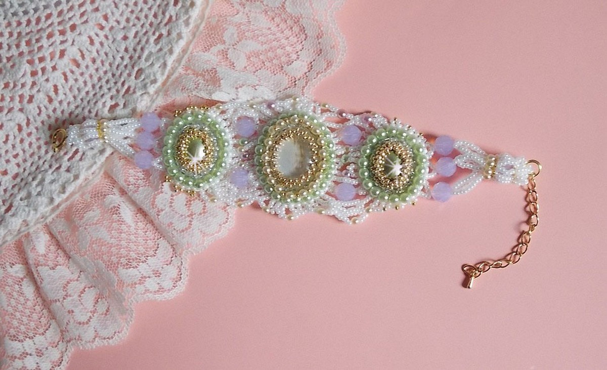 Envolée Fleurie armband broderat med Swarovski kristaller, cabochoner i harts, runda pärlpärlor och Miyuki fröpärlor.