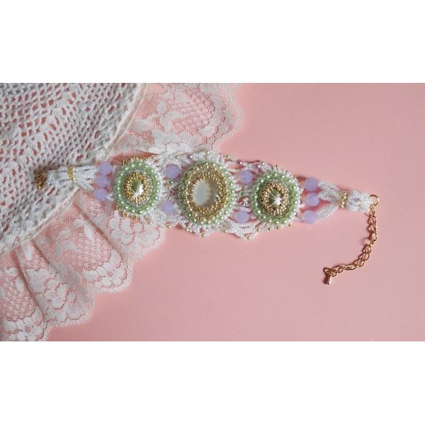 Envolée Fleurie armband broderat med Swarovski kristaller, cabochoner i harts, runda pärlpärlor och Miyuki fröpärlor.