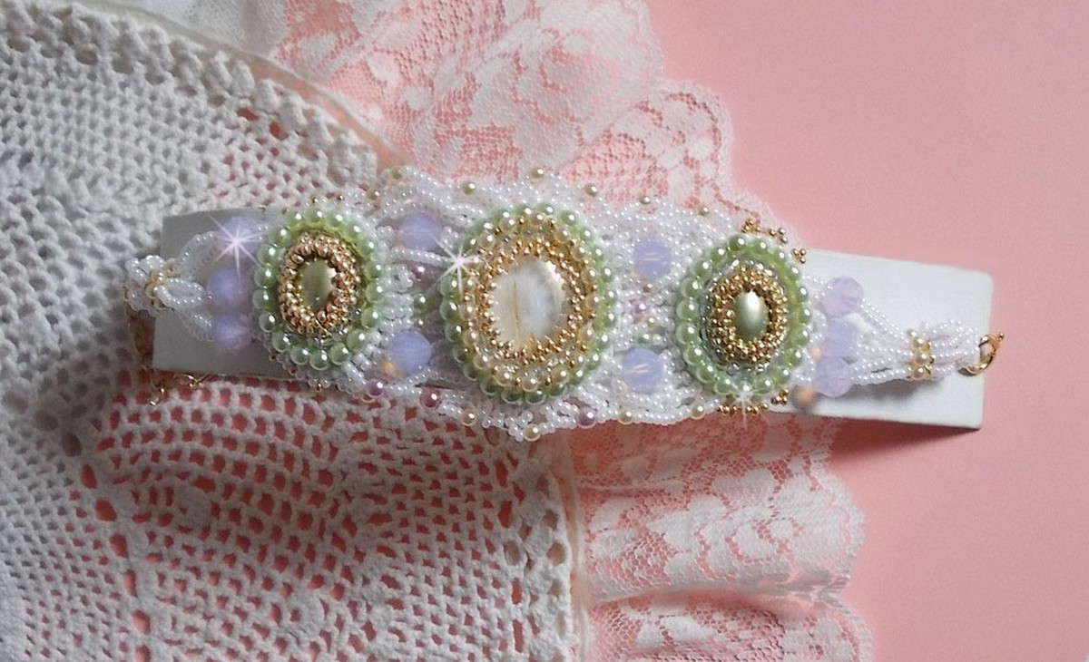 Envolée Fleurie armband broderat med Swarovski kristaller, cabochoner i harts, runda pärlpärlor och Miyuki fröpärlor.