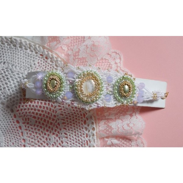 Envolée Fleurie armband broderat med Swarovski kristaller, cabochoner i harts, runda pärlpärlor och Miyuki fröpärlor.
