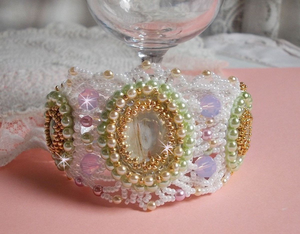 Envolée Fleurie armband broderat med Swarovski kristaller, cabochoner i harts, runda pärlpärlor och Miyuki fröpärlor.