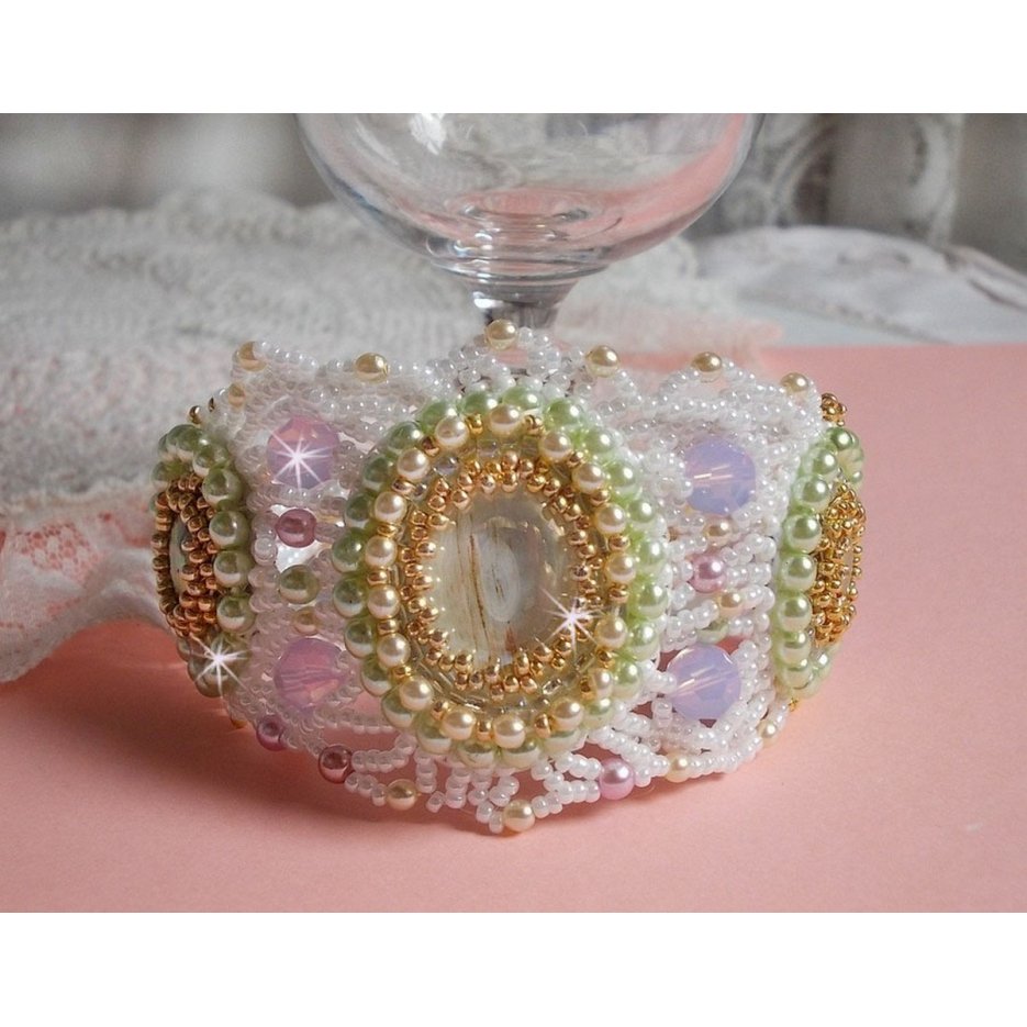 Envolée Fleurie armband broderat med Swarovski kristaller, cabochoner i harts, runda pärlpärlor och Miyuki fröpärlor.