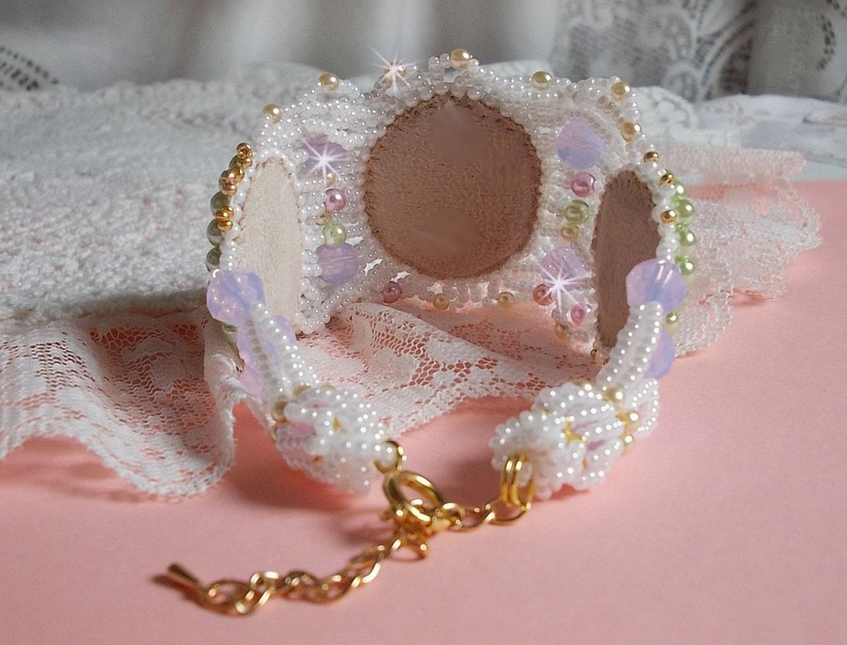 Envolée Fleurie armband broderat med Swarovski kristaller, cabochoner i harts, runda pärlpärlor och Miyuki fröpärlor.