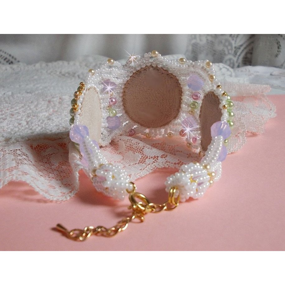 Envolée Fleurie armband broderat med Swarovski kristaller, cabochoner i harts, runda pärlpärlor och Miyuki fröpärlor.