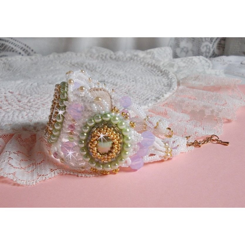 Envolée Fleurie armband broderat med Swarovski kristaller, cabochoner i harts, runda pärlpärlor och Miyuki fröpärlor.