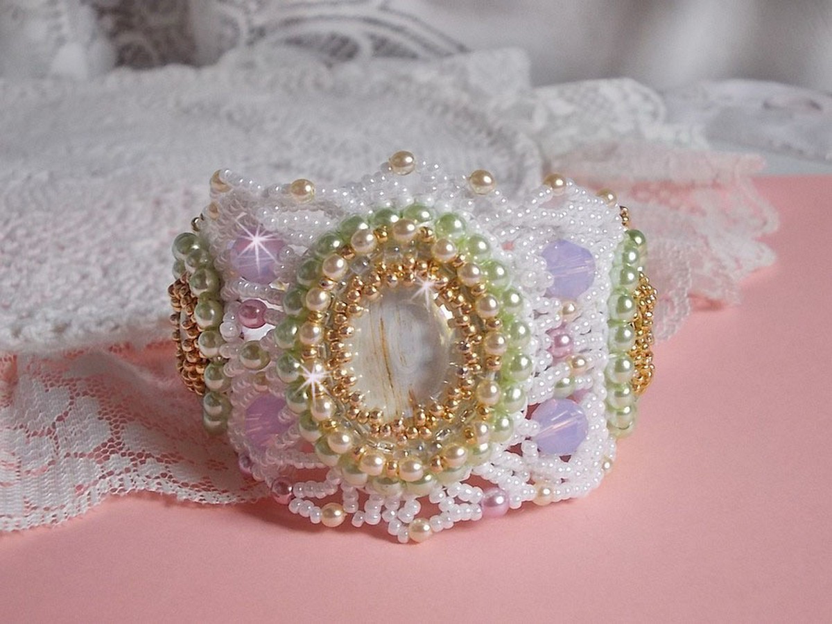 Envolée Fleurie armband broderat med Swarovski kristaller, cabochoner i harts, runda pärlpärlor och Miyuki fröpärlor.