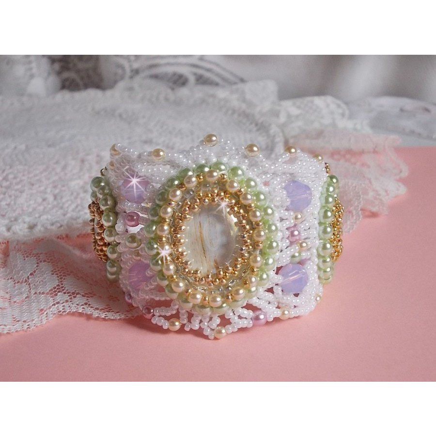 Envolée Fleurie armband broderat med Swarovski kristaller, cabochoner i harts, runda pärlpärlor och Miyuki fröpärlor.