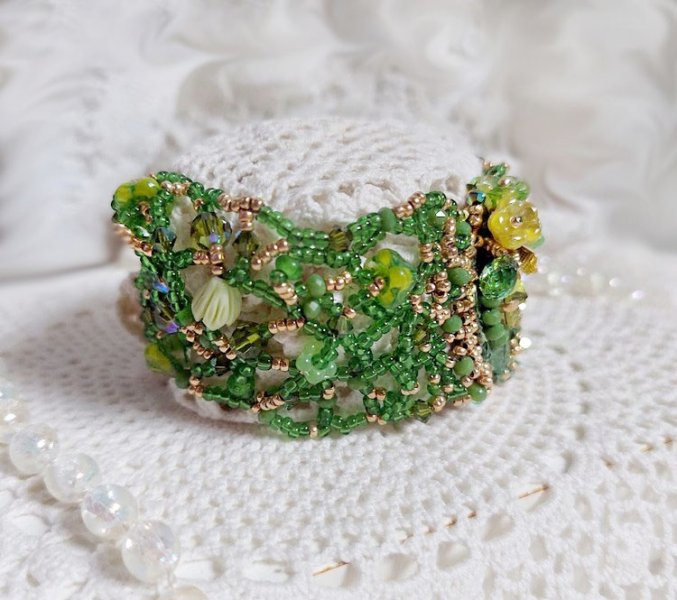 Bracelet Espoir brod&eacute; avec rocailles, rondes facett&eacute;es, clochettes, bourgeons et perles Cristal Swarovski