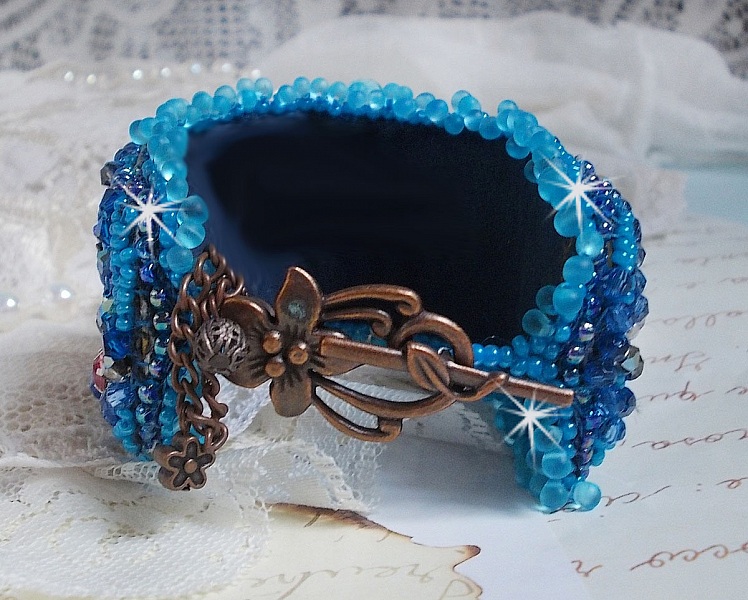 Belle Epoque Haute-Couture-armband broderat med Swarovski-kristaller, harts-cabochoner och fr&ouml;p&auml;rlor