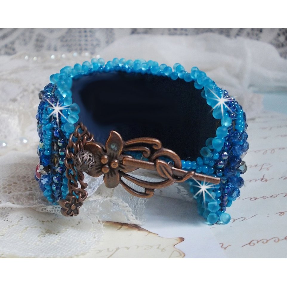 Belle Epoque Haute-Couture-armband broderat med Swarovski-kristaller, harts-cabochoner och fröpärlor