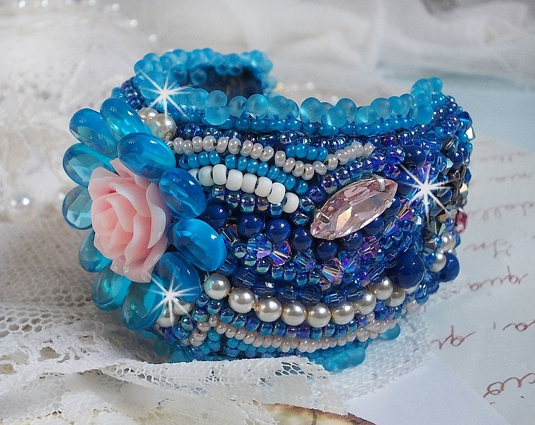 Belle Epoque Haute-Couture-armband broderat med Swarovski-kristaller, harts-cabochoner och fr&ouml;p&auml;rlor