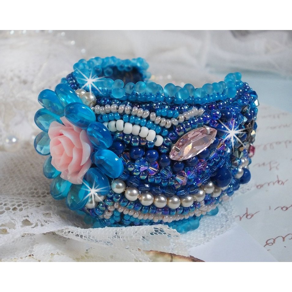 Belle Epoque Haute-Couture-armband broderat med Swarovski-kristaller, harts-cabochoner och fröpärlor