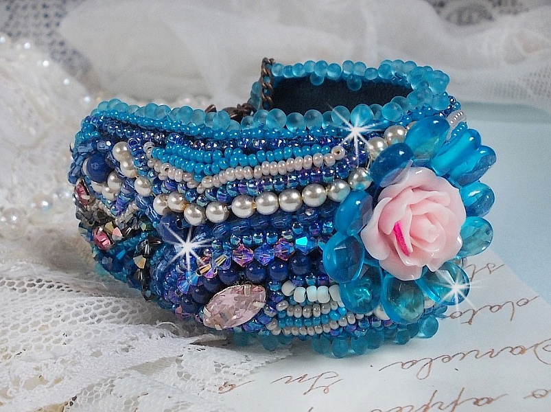 Belle Epoque Haute-Couture-armband broderat med Swarovski-kristaller, harts-cabochoner och fr&ouml;p&auml;rlor