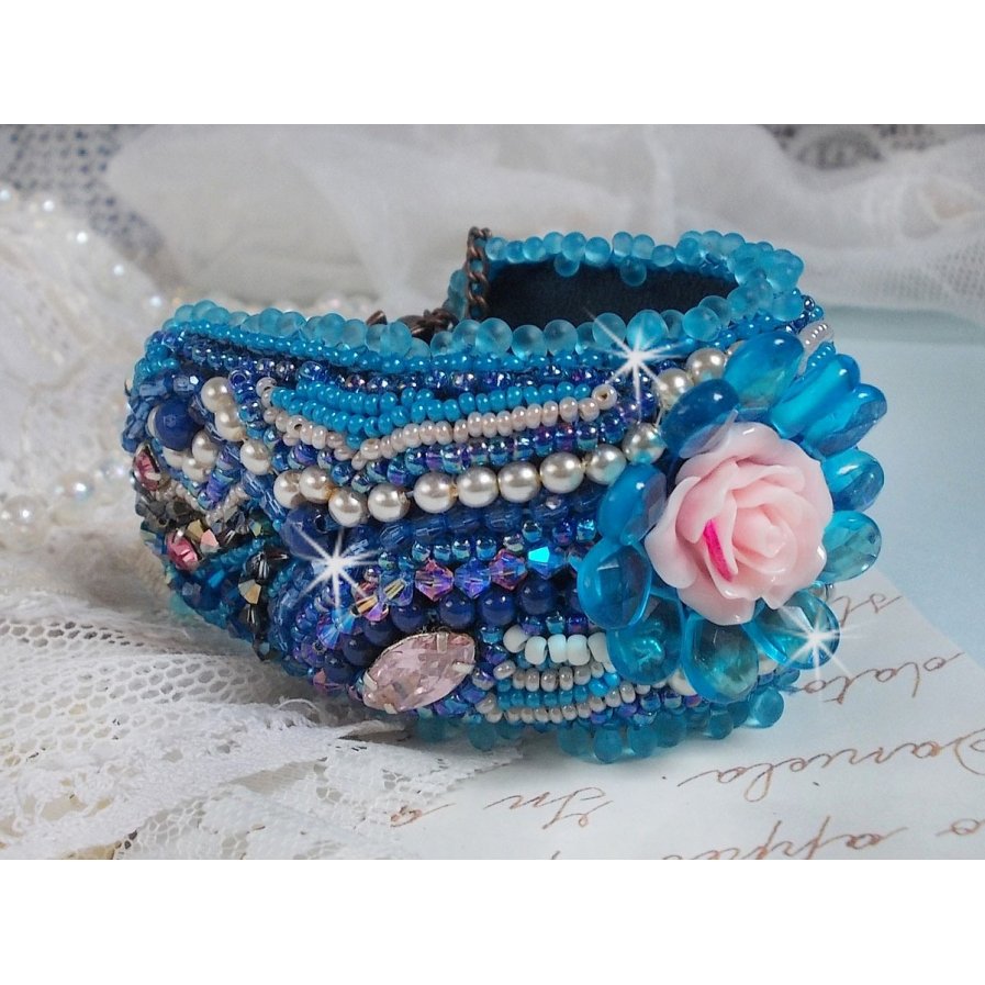 Belle Epoque Haute-Couture-armband broderat med Swarovski-kristaller, harts-cabochoner och fröpärlor