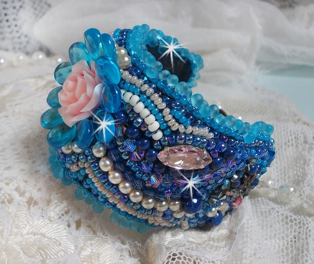 Belle Epoque Haute-Couture-armband broderat med Swarovski-kristaller, harts-cabochoner och fröpärlor