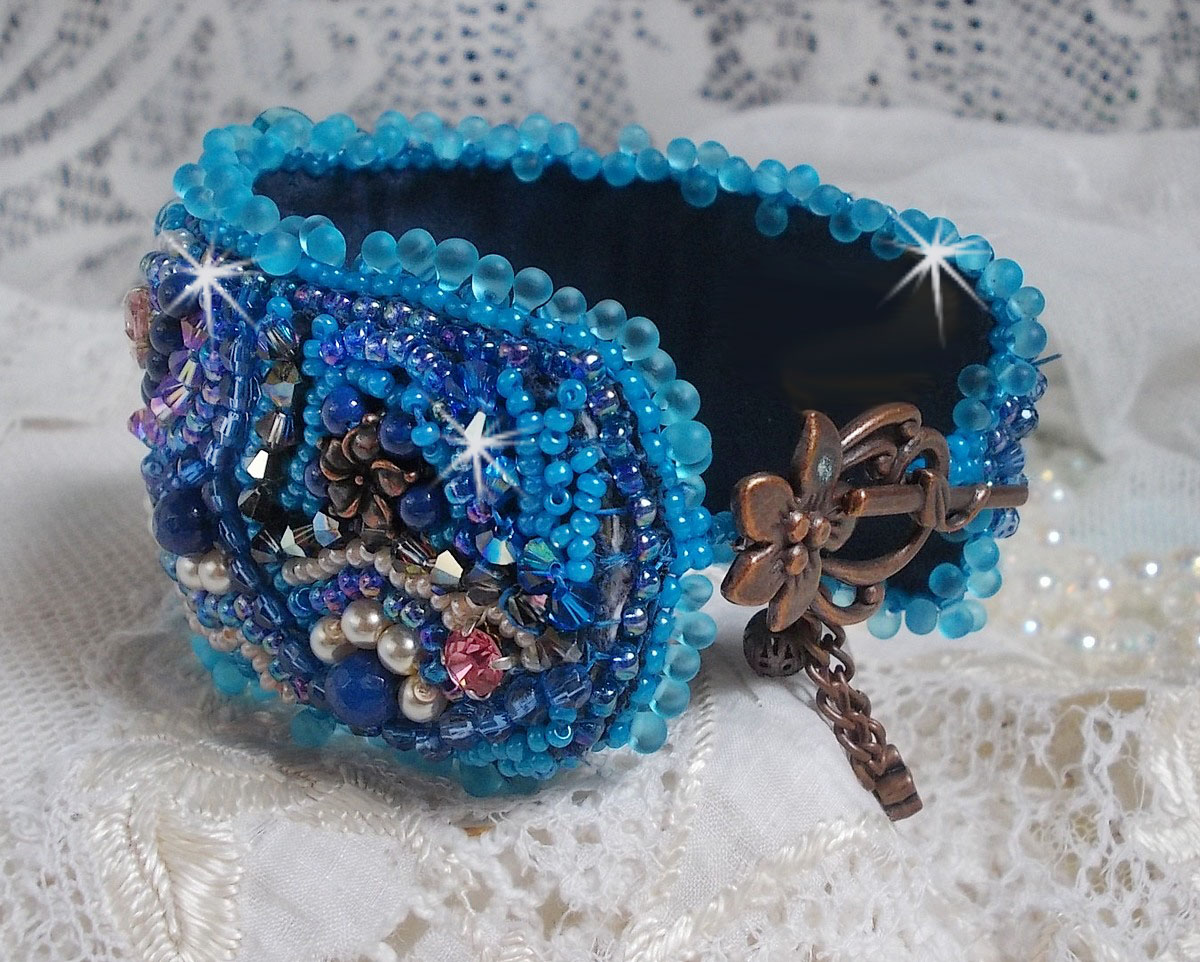 Belle Epoque Haute-Couture-armband broderat med Swarovski-kristaller, harts-cabochoner och fröpärlor
