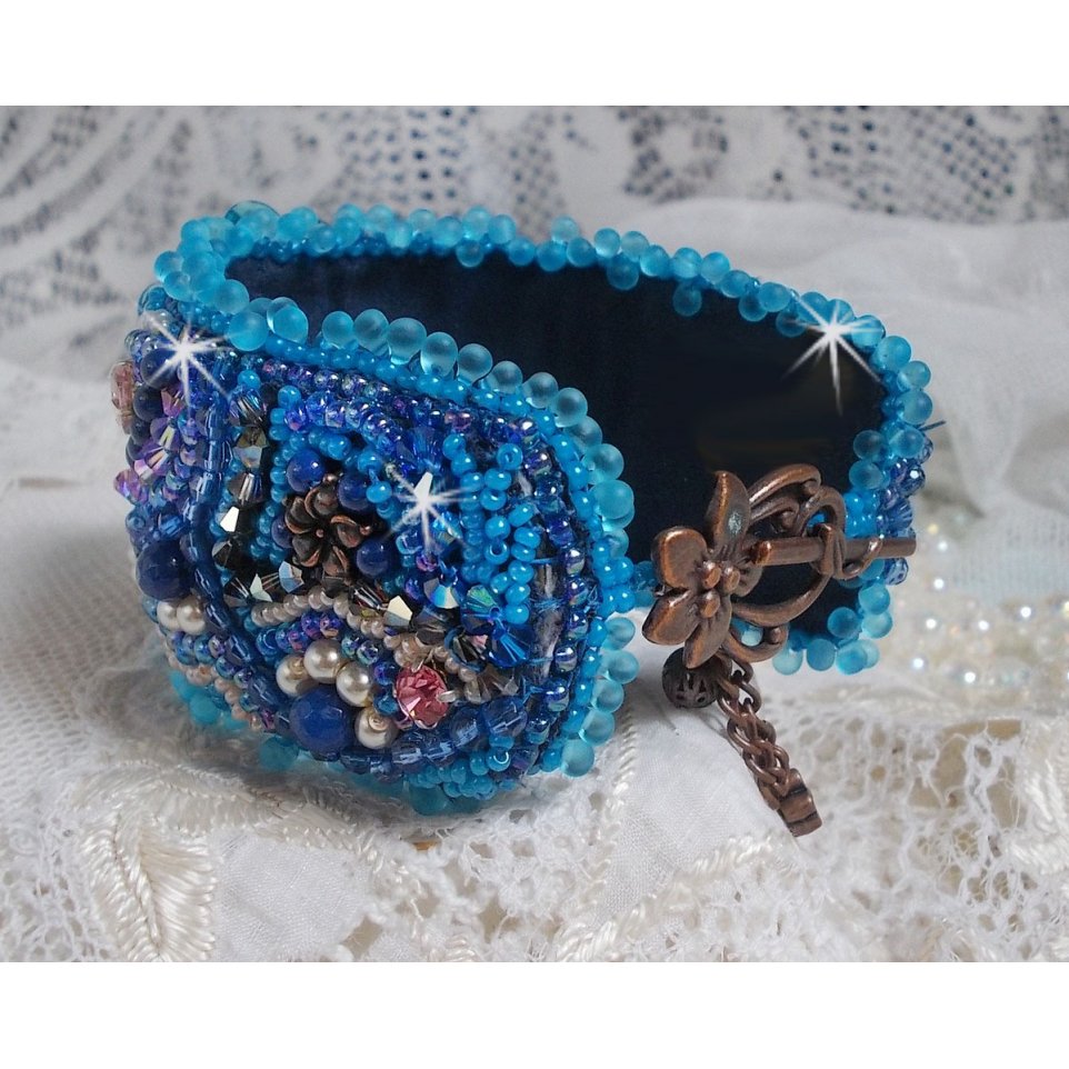 Belle Epoque Haute-Couture-armband broderat med Swarovski-kristaller, harts-cabochoner och fröpärlor