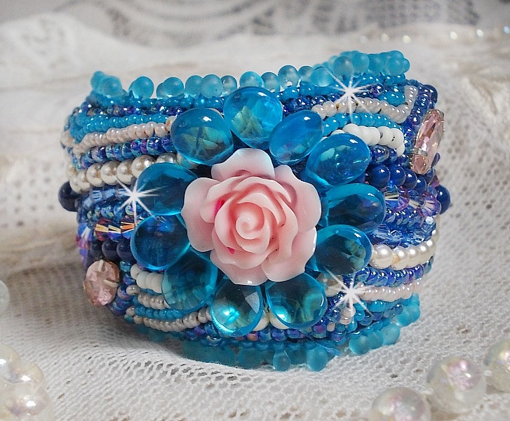 Belle Epoque Haute-Couture-armband broderat med Swarovski-kristaller, harts-cabochoner och fr&ouml;p&auml;rlor