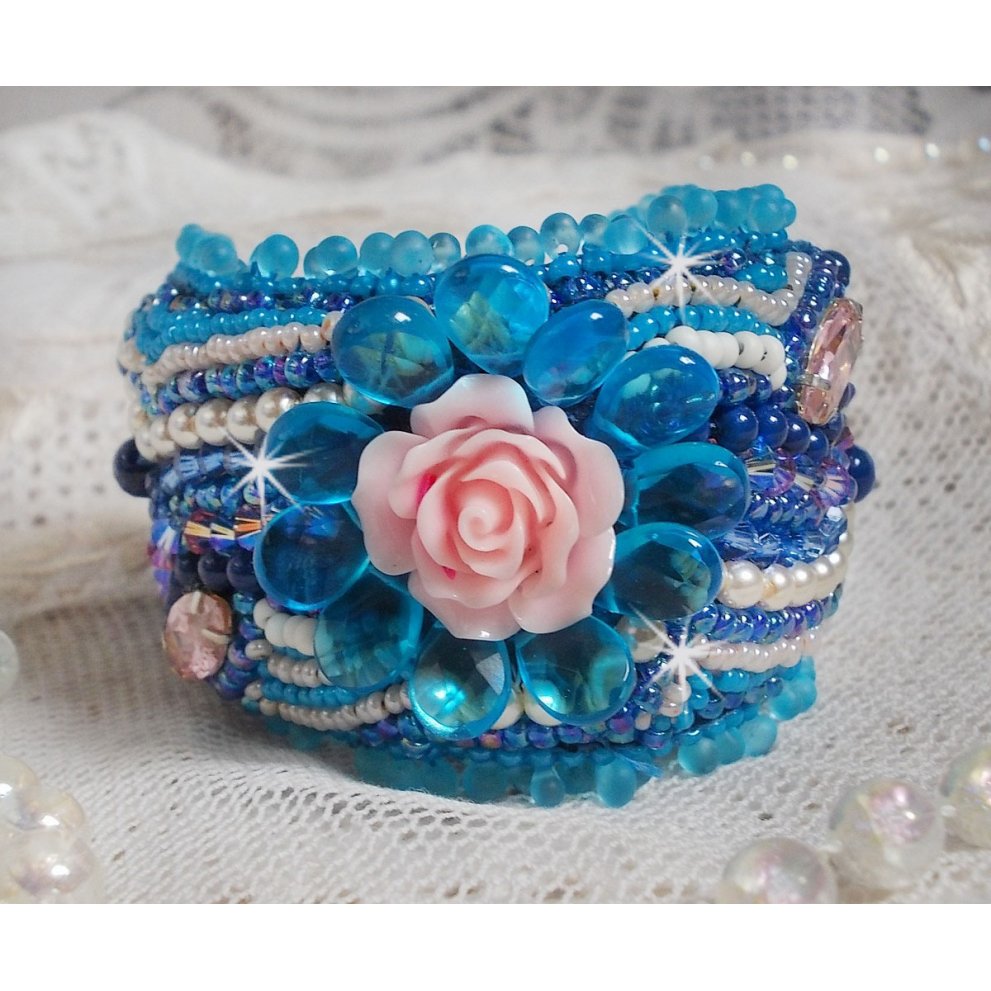 Belle Epoque Haute-Couture-armband broderat med Swarovski-kristaller, harts-cabochoner och fröpärlor