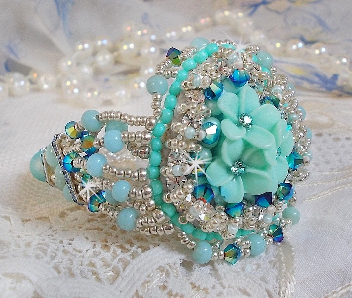 Bracelet Blue Flowers Haute-Couture brod&eacute; avec des Cristaux de Swarovski, un cabochon en r&eacute;sine, des perles rondes en satin, des rocailles avec une cha&icirc;nette et un fermoir en Argent 925/1000