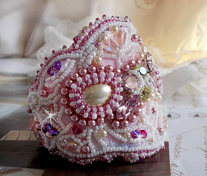 Bracelet Haute-Couture Valmont avec une dentelle ivoire tr&egrave;s ancienne et des cristaux