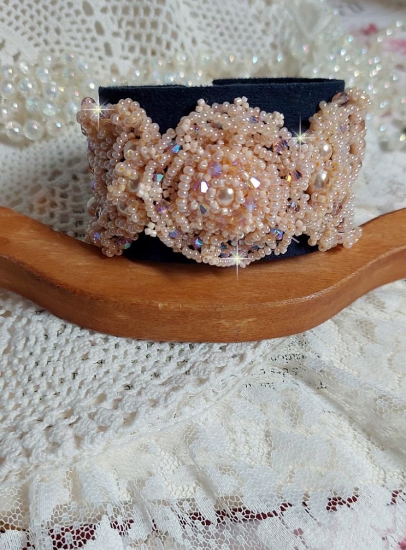 Idylle Beauty armband broderat med Swarovski-kristaller, facetter, runda pärlor, fröpärlor med ett guldpläterat lås och kedja.