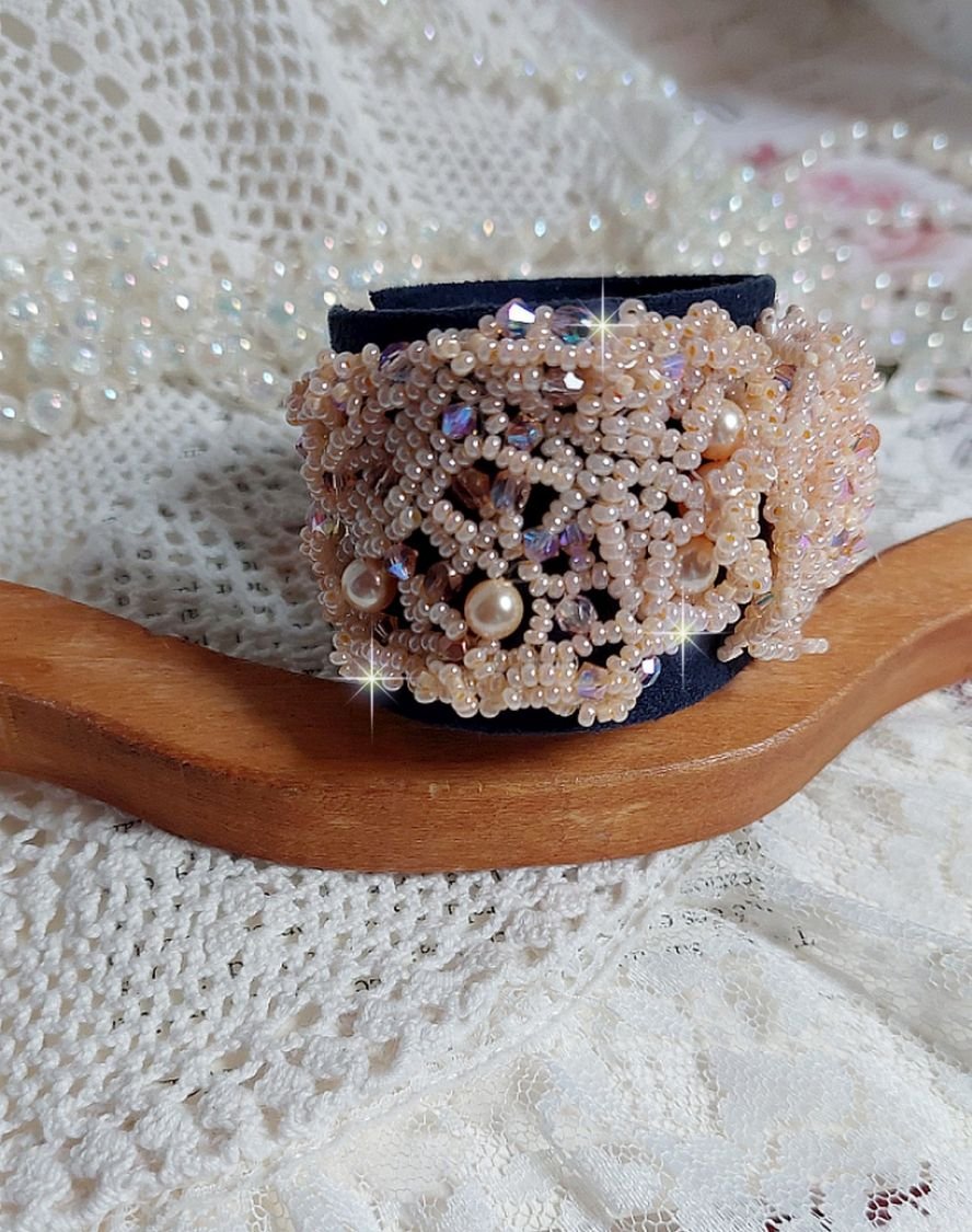 Idylle Beauty armband broderat med Swarovski-kristaller, facetter, runda pärlor, fröpärlor med ett guldpläterat lås och kedja.