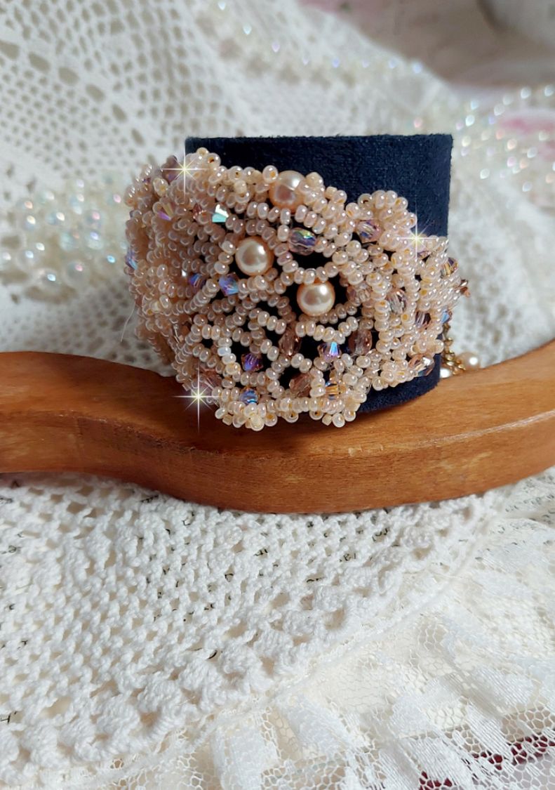 Idylle Beauty armband broderat med Swarovski-kristaller, facetter, runda pärlor, fröpärlor med ett guldpläterat lås och kedja.