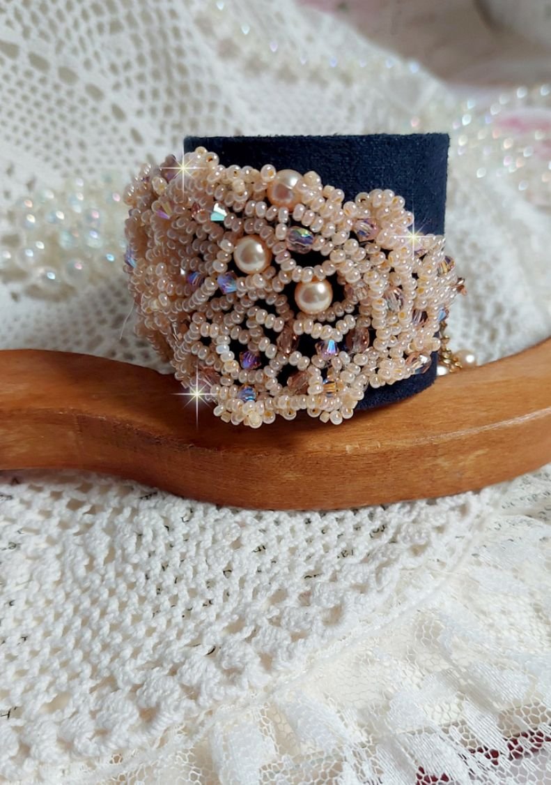 Idylle Beauty armband broderat med Swarovski-kristaller, facetter, runda pärlor, fröpärlor med ett guldpläterat lås och kedja.