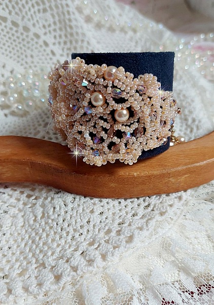 Idylle Beauty armband broderat med Swarovski-kristaller, facetter, runda p&auml;rlor, fr&ouml;p&auml;rlor med ett guldpl&auml;terat l&aring;s och kedja.