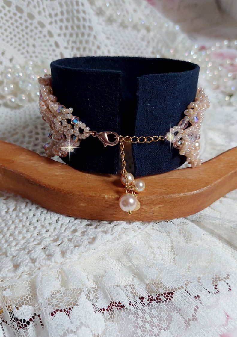 Idylle Beauty armband broderat med Swarovski-kristaller, facetter, runda pärlor, fröpärlor med ett guldpläterat lås och kedja.