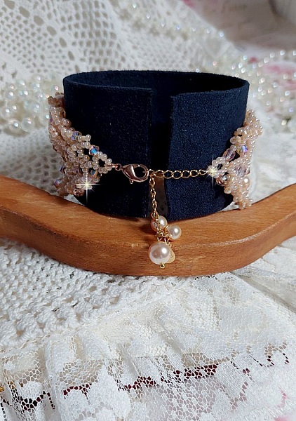 Idylle Beauty armband broderat med Swarovski-kristaller, facetter, runda p&auml;rlor, fr&ouml;p&auml;rlor med ett guldpl&auml;terat l&aring;s och kedja.