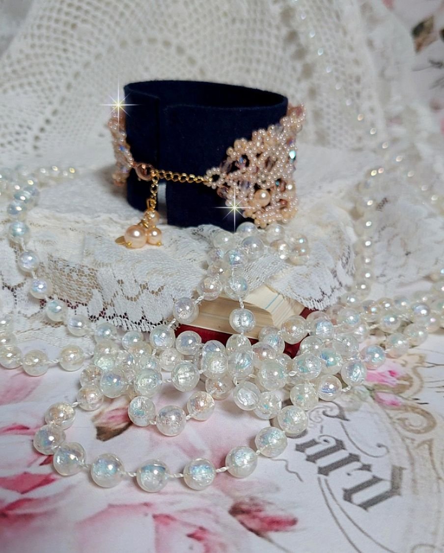 Idylle Beauty armband broderat med Swarovski-kristaller, facetter, runda pärlor, fröpärlor med ett guldpläterat lås och kedja.