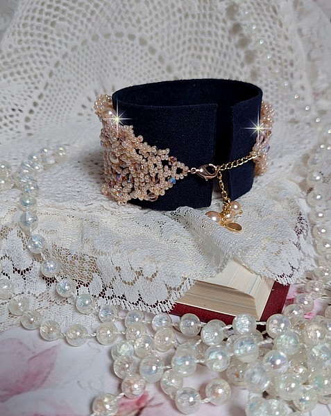 Idylle Beauty armband broderat med Swarovski-kristaller, facetter, runda p&auml;rlor, fr&ouml;p&auml;rlor med ett guldpl&auml;terat l&aring;s och kedja.