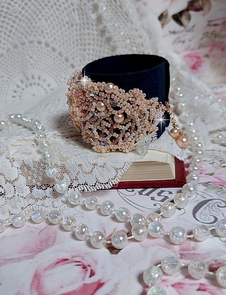 Idylle Beauty armband broderat med Swarovski-kristaller, facetter, runda p&auml;rlor, fr&ouml;p&auml;rlor med ett guldpl&auml;terat l&aring;s och kedja.