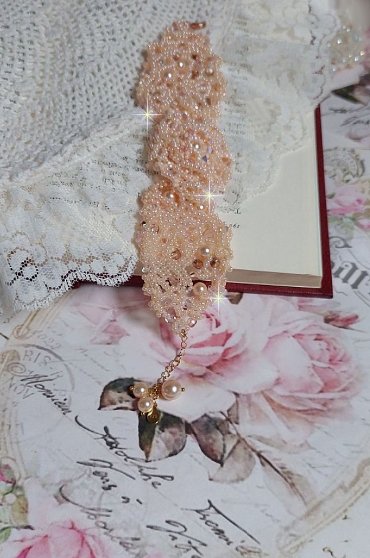 Idylle Beauty armband broderat med Swarovski-kristaller, facetter, runda pärlor, fröpärlor med ett guldpläterat lås och kedja.