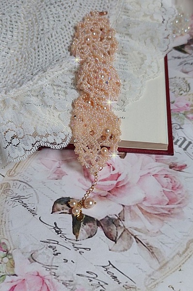 Idylle Beauty armband broderat med Swarovski-kristaller, facetter, runda p&auml;rlor, fr&ouml;p&auml;rlor med ett guldpl&auml;terat l&aring;s och kedja.