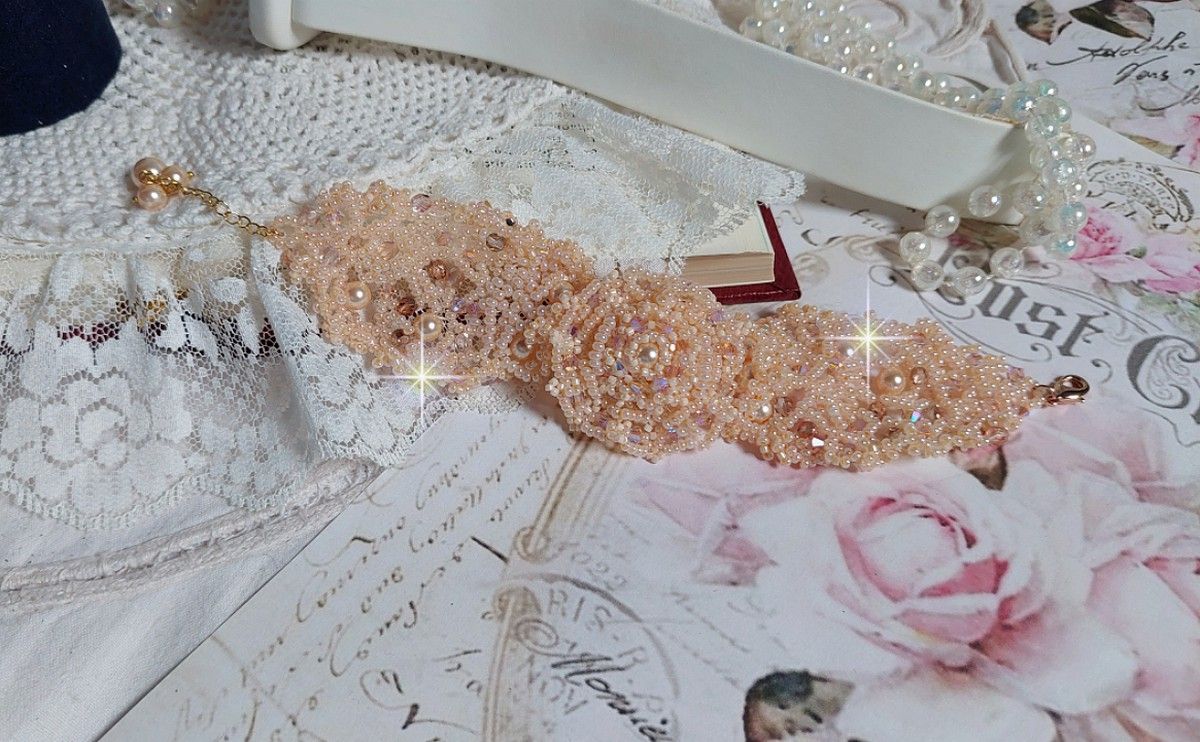 Idylle Beauty armband broderat med Swarovski-kristaller, facetter, runda pärlor, fröpärlor med ett guldpläterat lås och kedja.